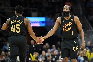 米切尔:哈登见过太多大场面 他会一如既往保持沉稳&感染每个人配图