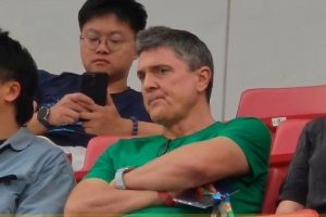 U23国足主帅安东尼奥现身浦东足球场,观战海港对阵津门虎的比赛配图